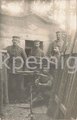 1.Weltkrieg , feldgrauer mit Beute Maschinengewehr  und Zielfernrohrgewehr, Foto im Postkartenformat