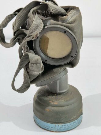 Luftschutz Gasmaske in Behälter, die Maske angetrocknet, ungereinigtes Set