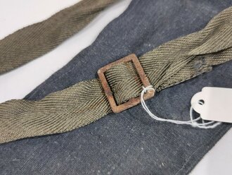 Tasche für die Gaswarnfähnchen der Wehrmacht, seltene Variante aus blauem Material, in sehr gutem Zustand