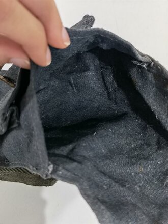 Tasche für die Gaswarnfähnchen der Wehrmacht, seltene Variante aus blauem Material, in sehr gutem Zustand