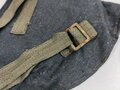 Tasche für die Gaswarnfähnchen der Wehrmacht, seltene Variante aus blauem Material, in sehr gutem Zustand