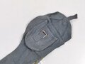 Tasche für die Gaswarnfähnchen der Wehrmacht, seltene Variante aus blauem Material, in sehr gutem Zustand