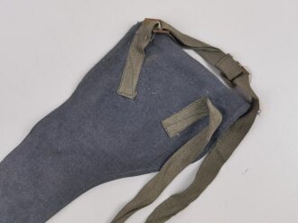 Tasche für die Gaswarnfähnchen der Wehrmacht, seltene Variante aus blauem Material, in sehr gutem Zustand