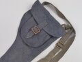Tasche für die Gaswarnfähnchen der Wehrmacht, seltene Variante aus blauem Material, in sehr gutem Zustand