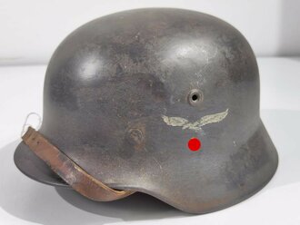 Luftwaffe, Stahlhelm Modell 1940. In allen Teilen originales Stück, die Glocke war vermutlich überlackiert und wurde gereinigt. Das Hakenkreuz des Adlers zu 70% erhalten