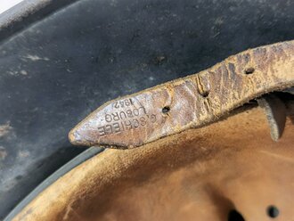 Luftwaffe, Stahlhelm Modell 1940. In allen Teilen originales Stück, die Glocke war vermutlich überlackiert und wurde gereinigt. Das Hakenkreuz des Adlers zu 70% erhalten