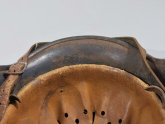 Luftwaffe, Stahlhelm Modell 1940. In allen Teilen originales Stück, die Glocke war vermutlich überlackiert und wurde gereinigt. Das Hakenkreuz des Adlers zu 70% erhalten