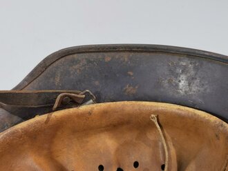 Luftwaffe, Stahlhelm Modell 1940. In allen Teilen originales Stück, die Glocke war vermutlich überlackiert und wurde gereinigt. Das Hakenkreuz des Adlers zu 70% erhalten