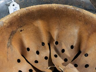 Luftwaffe, Stahlhelm Modell 1940. In allen Teilen originales Stück, die Glocke war vermutlich überlackiert und wurde gereinigt. Das Hakenkreuz des Adlers zu 70% erhalten