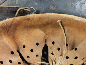 Luftwaffe, Stahlhelm Modell 1940. In allen Teilen originales Stück, die Glocke war vermutlich überlackiert und wurde gereinigt. Das Hakenkreuz des Adlers zu 70% erhalten