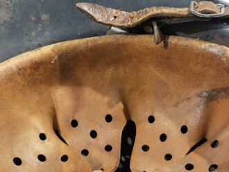 Luftwaffe, Stahlhelm Modell 1940. In allen Teilen originales Stück, die Glocke war vermutlich überlackiert und wurde gereinigt. Das Hakenkreuz des Adlers zu 70% erhalten