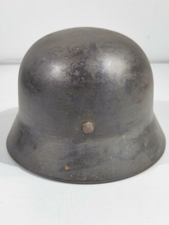 Luftwaffe, Stahlhelm Modell 1940. In allen Teilen originales Stück, die Glocke war vermutlich überlackiert und wurde gereinigt. Das Hakenkreuz des Adlers zu 70% erhalten