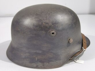 Luftwaffe, Stahlhelm Modell 1940. In allen Teilen originales Stück, die Glocke war vermutlich überlackiert und wurde gereinigt. Das Hakenkreuz des Adlers zu 70% erhalten