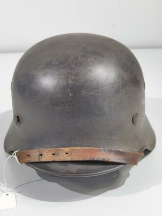 Luftwaffe, Stahlhelm Modell 1940. In allen Teilen originales Stück, die Glocke war vermutlich überlackiert und wurde gereinigt. Das Hakenkreuz des Adlers zu 70% erhalten