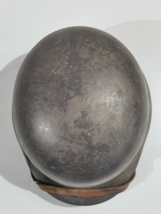 Luftwaffe, Stahlhelm Modell 1940. In allen Teilen originales Stück, die Glocke war vermutlich überlackiert und wurde gereinigt. Das Hakenkreuz des Adlers zu 70% erhalten