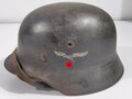 Luftwaffe, Stahlhelm Modell 1940. In allen Teilen originales Stück, die Glocke war vermutlich überlackiert und wurde gereinigt. Das Hakenkreuz des Adlers zu 70% erhalten