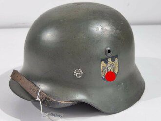 Kriegsmarine, Stahlhelm Modell 1935. In allen Teilen Originales, zusammengehöriges  Stück, das rechte Wappen laut Vorschrift von 1940 entfernt. Das Hakenkreuz des Adlers zu 98% erhalten