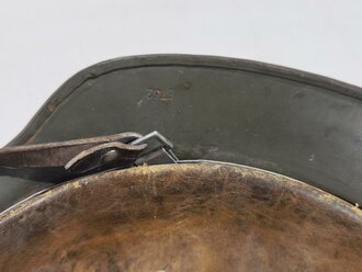 Kriegsmarine, Stahlhelm Modell 1935. In allen Teilen Originales, zusammengehöriges  Stück, das rechte Wappen laut Vorschrift von 1940 entfernt. Das Hakenkreuz des Adlers zu 98% erhalten