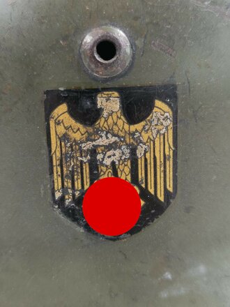 Kriegsmarine, Stahlhelm Modell 1935. In allen Teilen Originales, zusammengehöriges  Stück, das rechte Wappen laut Vorschrift von 1940 entfernt. Das Hakenkreuz des Adlers zu 98% erhalten