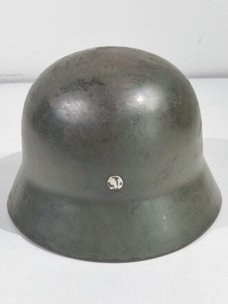 Kriegsmarine, Stahlhelm Modell 1935. In allen Teilen Originales, zusammengehöriges  Stück, das rechte Wappen laut Vorschrift von 1940 entfernt. Das Hakenkreuz des Adlers zu 98% erhalten