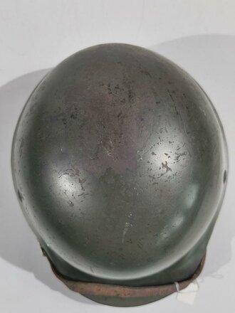 Kriegsmarine, Stahlhelm Modell 1935. In allen Teilen Originales, zusammengehöriges  Stück, das rechte Wappen laut Vorschrift von 1940 entfernt. Das Hakenkreuz des Adlers zu 98% erhalten