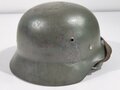 Kriegsmarine, Stahlhelm Modell 1935. In allen Teilen Originales, zusammengehöriges  Stück, das rechte Wappen laut Vorschrift von 1940 entfernt. Das Hakenkreuz des Adlers zu 98% erhalten