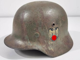 Heer, Stahlhelm Modell 1935. In allen Teilen Originales, zusammengehöriges  Stück. Das Hakenkreuz des Adlers zu 95% erhalten, ET60