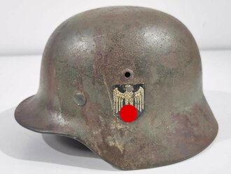 Heer, Stahlhelm Modell 1935. In allen Teilen Originales, zusammengehöriges  Stück. Das Hakenkreuz des Adlers zu 95% erhalten, ET60