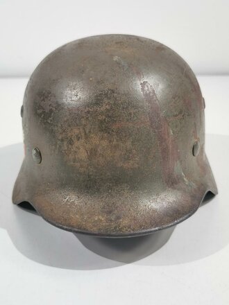 Heer, Stahlhelm Modell 1935. In allen Teilen Originales, zusammengehöriges  Stück. Das Hakenkreuz des Adlers zu 95% erhalten, ET60