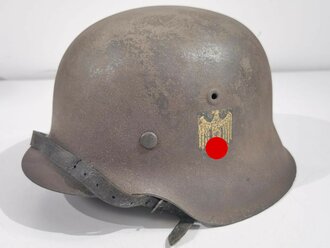 Heer, Stahlhelm Modell 1942. In allen Teilen Originales, zusammengehöriges  Stück. Das Hakenkreuz des Adlers zu 85% erhalten