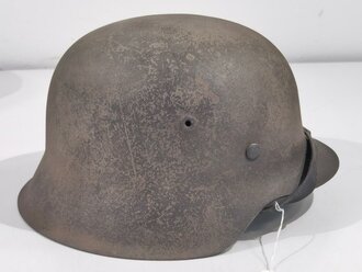 Heer, Stahlhelm Modell 1942. In allen Teilen Originales, zusammengehöriges  Stück. Das Hakenkreuz des Adlers zu 85% erhalten