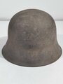 Heer, Stahlhelm Modell 1942. In allen Teilen Originales, zusammengehöriges  Stück. Das Hakenkreuz des Adlers zu 85% erhalten