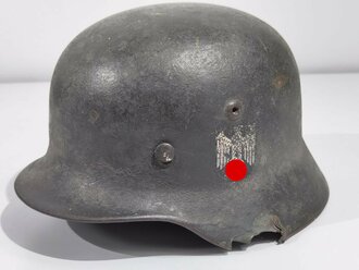 Heer, Stahlhelm Modell 1935 mit Splitterschaden. Das...