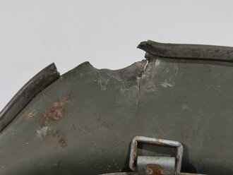 Heer, Stahlhelm Modell 1935 mit Splitterschaden. Das Stück wurde vorschriftsmäßig überlackiert, darunter ist der ursprüngliche "Apfelgrüne" Lack zu sehen. Abzeichen Original ?