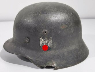 Heer, Stahlhelm Modell 1935 mit Splitterschaden. Das...