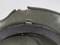 Heer, Stahlhelm Modell 1935 mit Splitterschaden. Das Stück wurde vorschriftsmäßig überlackiert, darunter ist der ursprüngliche "Apfelgrüne" Lack zu sehen. Abzeichen Original ?