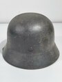 Heer, Stahlhelm Modell 1935 mit Splitterschaden. Das Stück wurde vorschriftsmäßig überlackiert, darunter ist der ursprüngliche "Apfelgrüne" Lack zu sehen. Abzeichen Original ?