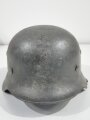 Heer, Stahlhelm Modell 1935 mit Splitterschaden. Das Stück wurde vorschriftsmäßig überlackiert, darunter ist der ursprüngliche "Apfelgrüne" Lack zu sehen. Abzeichen Original ?