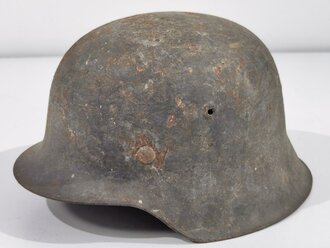 Heer, Stahlhelm Modell 1942. In allen Teilen original und zusammengehörig, ungereiniogter Scheunenfund