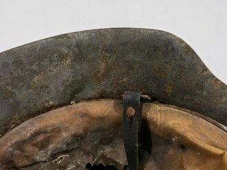 Heer, Stahlhelm Modell 1942. In allen Teilen original und zusammengehörig, ungereiniogter Scheunenfund