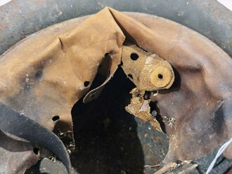 Heer, Stahlhelm Modell 1942. In allen Teilen original und zusammengehörig, ungereiniogter Scheunenfund