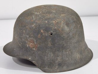 Heer, Stahlhelm Modell 1942. In allen Teilen original und zusammengehörig, ungereiniogter Scheunenfund