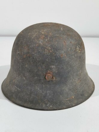 Heer, Stahlhelm Modell 1942. In allen Teilen original und zusammengehörig, ungereiniogter Scheunenfund