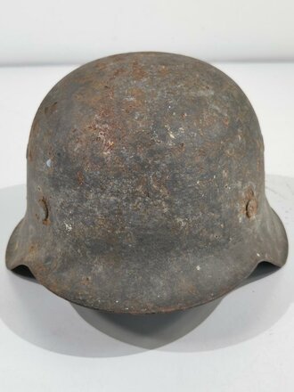 Heer, Stahlhelm Modell 1942. In allen Teilen original und zusammengehörig, ungereiniogter Scheunenfund