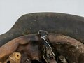 Heer, Stahlhelm Modell 1942. In allen Teilen original und zusammengehörig, ungereiniogter Scheunenfund