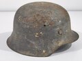 Heer, Stahlhelm Modell 1942. In allen Teilen original und zusammengehörig, ungereiniogter Scheunenfund