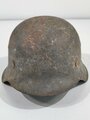 Heer, Stahlhelm Modell 1942. In allen Teilen original und zusammengehörig, ungereiniogter Scheunenfund