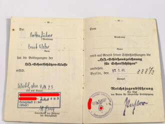 Hitler Jugend Schießauszeichnung für Scharfschützen M1/102, dazu das Schießbuch mit eingetragenem Abzeichen verliehen im Januar 1944