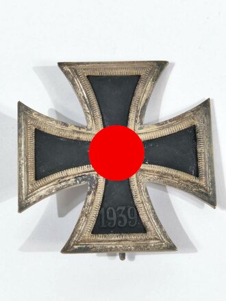 Eisernes Kreuz 1.Klasse 1939, angelaufenes Stück in gutem Zustand, die schwärzung des Hakenkreuz vollständig erhalten