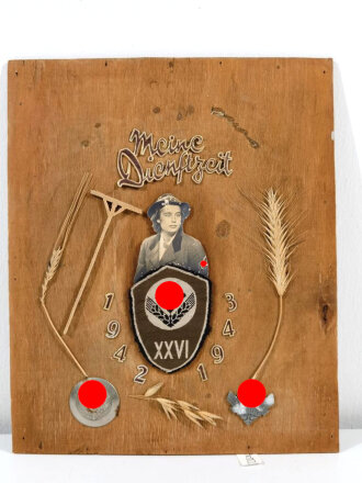 Weiblicher Reichsarbeitsdienst, Holztafel mit Erinnerungsgegenständen einer Angehörigen im Bezirk XXVI